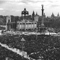 Főoltár a Hősök terén: Az 1938-as kongresszus főoltára a Hősök terén. (Forrás: wikipedia.hu)